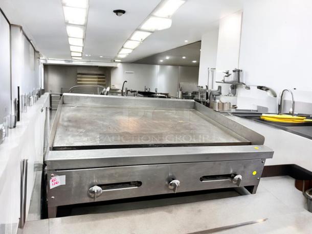 Commercial Grade 36" Stainless Steel Flat Top Gas Griddle in superb condition, fully tested, with control knobs.