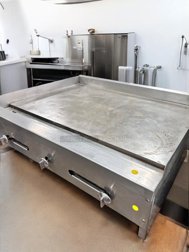Commercial Grade 36" stainless steel flat top gas griddle in superb condition. Fully tested and working with visible control knobs.