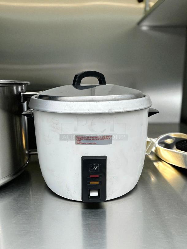 Great condition Thunder Group SEJ50000 30-cup rice cooker with digital controls, 110-120v, tested and working. Front control panel visible.