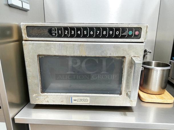 Amana HDC182 1800w stainless steel commercial microwave oven, 0.6 cu.ft, great condition, tested, working, numeric keypad.