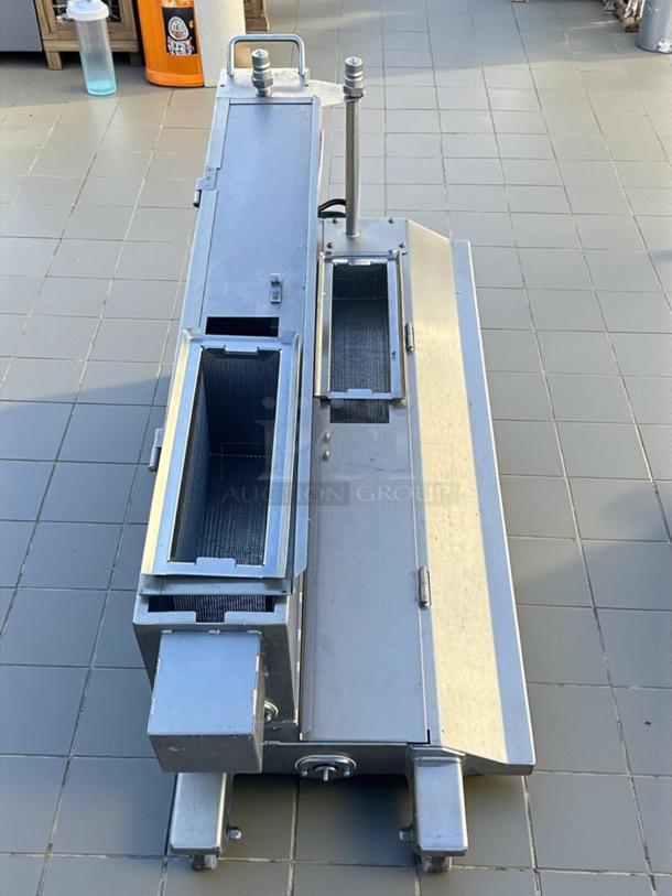 Hardt GR-224 grease reservoir for Hardt 4500 rotisserie. Excellent condition, tested, with visible compartments and connectors.