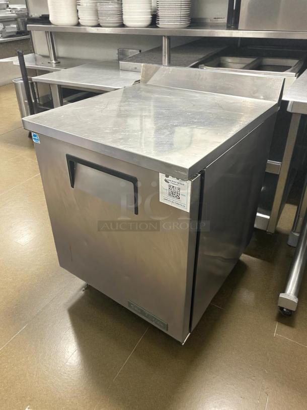 True TWT-27-HC 28" worktop refrigerator with one section and right hinge door. Tested, working condition. Model label visible.