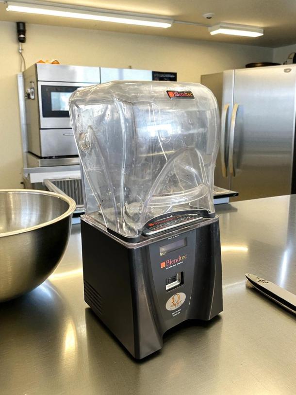 Blendtec C825C11Q-B1GB1D Connoisseur 825 Blender in excellent condition with sound enclosure; tested and working.