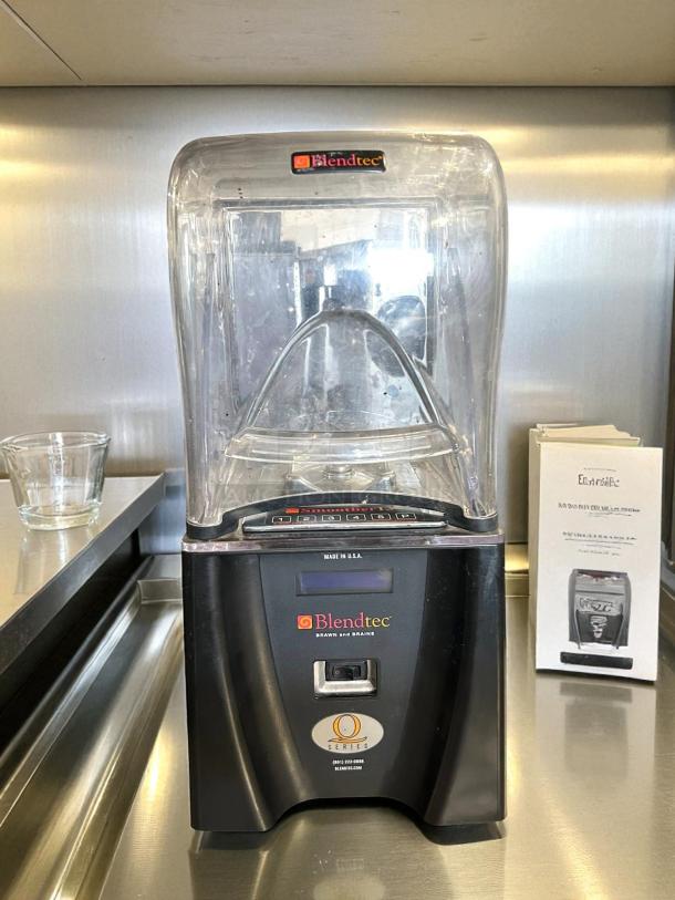 Blendtec C825C11Q-B1GB1D Connoisseur 825 Blender with sound enclosure, excellent condition, tested, working.