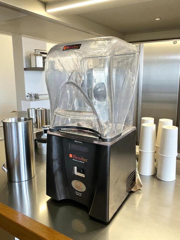 Blendtec Connoisseur 825 Blender, model C825C11Q-B1GB1D, with sound enclosure, excellent condition, tested working.
