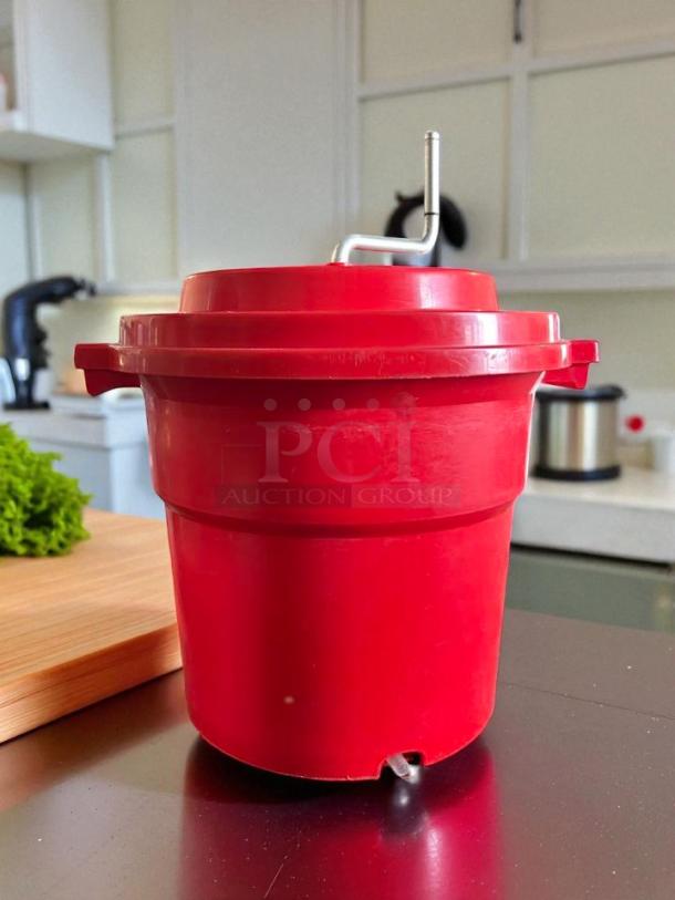 Chef Master 2.5-gallon red plastic salad spinner with brake, in great condition, tested and working.