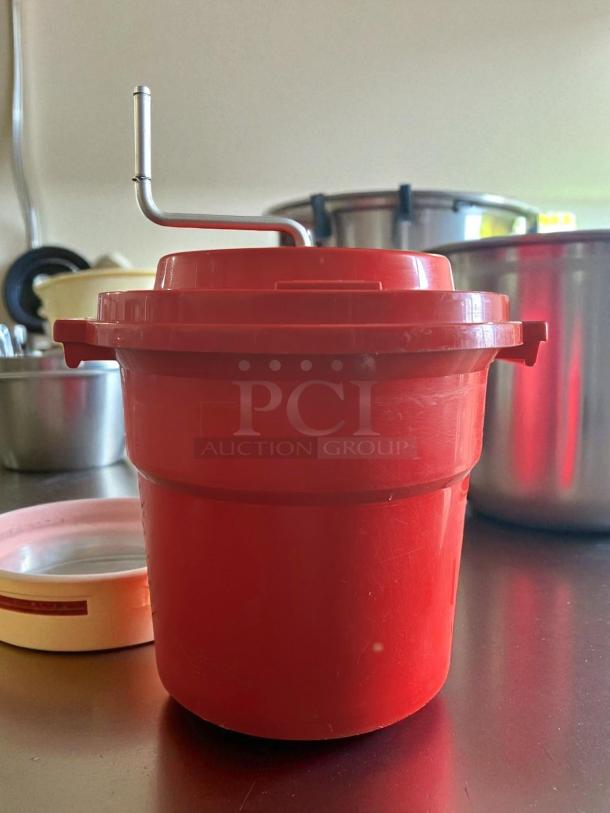 Chef Master 2.5-gallon red plastic salad spinner with brake, in great condition. Tested and working.