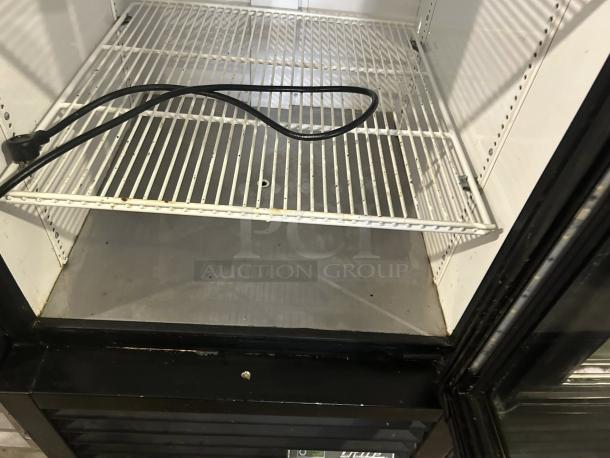 True GDM-23-HC cooler display, great condition, 23 Cu.Ft, one glass door, white wire shelves, power cord shown, tested and working.