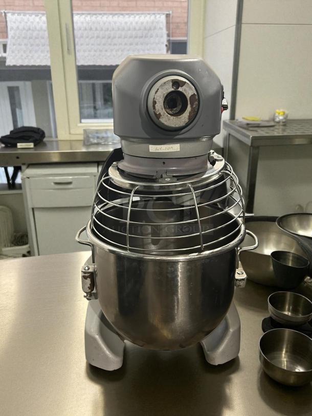 Hobart HL200-1 Legacy+ 20 qt planetary mixer, bench model. Tested, working, 1/2 hp, 100-120v, stainless steel bowl.