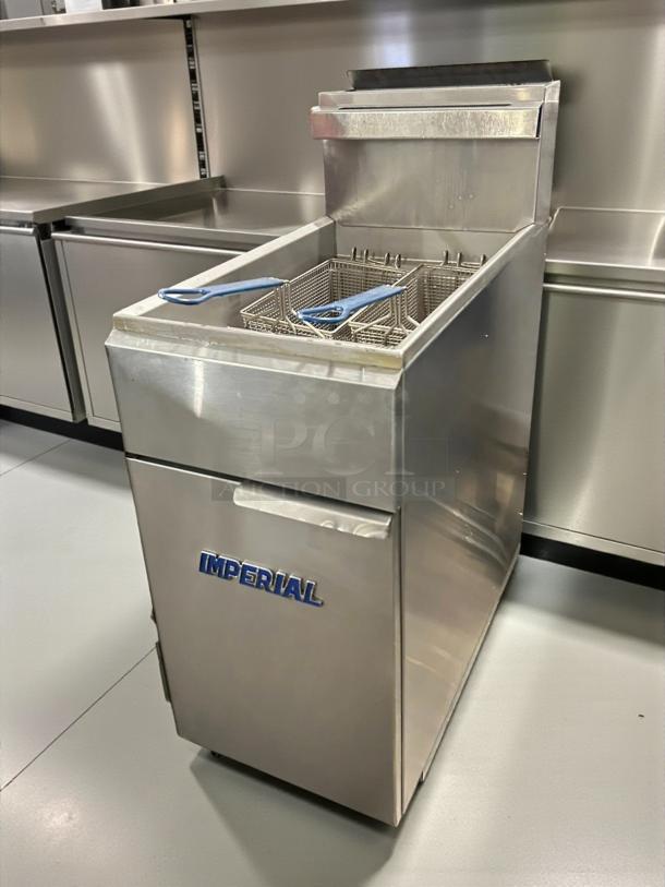 Imperial IFS-40 gas deep fat fryer, 40lb capacity, in great condition. Features 105,000 BTU, tested and working.