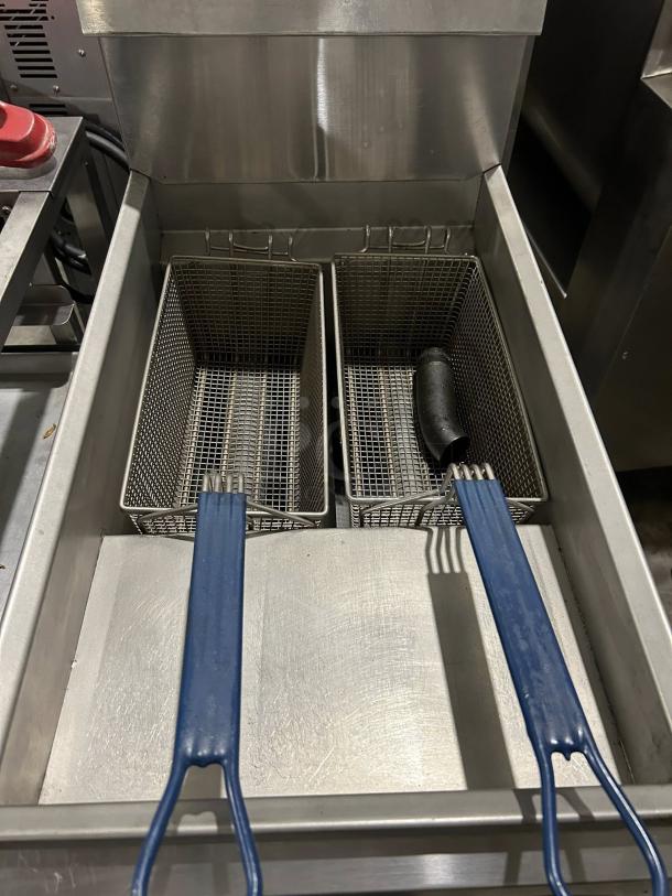 Imperial IFS-40 40lb gas deep fryer, great condition, dual baskets, 105,000 BTU, stainless steel, tested and working.