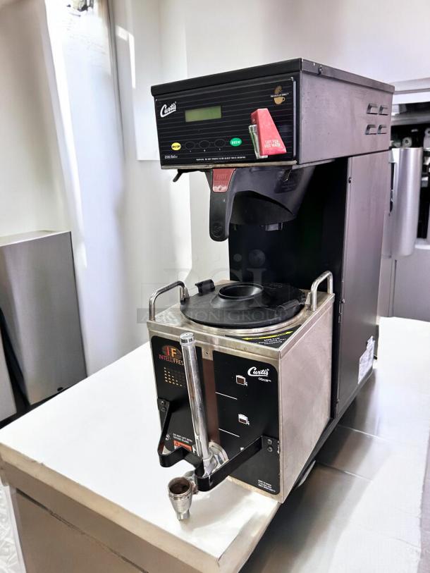 Outstanding Curtis D500GT12B000 G3 Digital Coffee Brewer in excellent condition, 120V, fully tested and working.