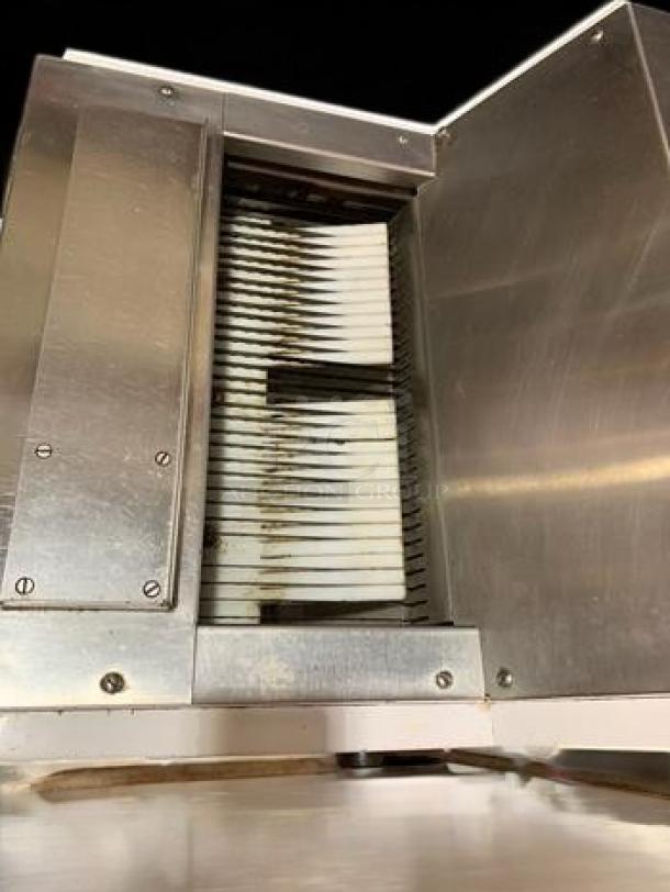 Oliver 711 commercial bread slicer in superb condition, stainless steel finish, fully tested and working, 115V.