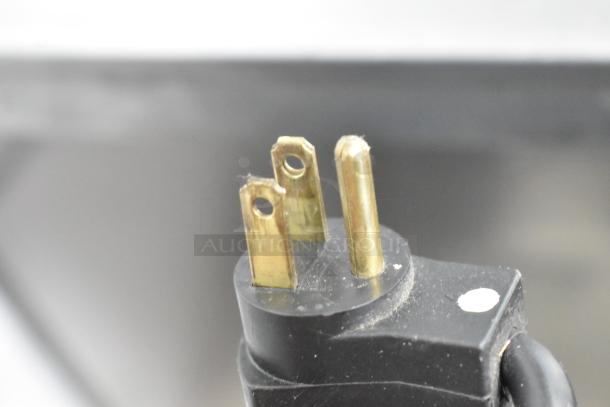 Close-up of a power plug for a Beverage Air SPE48-18M-HMP sandwich salad prep table. 115 Volts, 1 Phase.