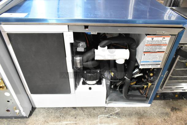 BRAND NEW Hoshizaki KMD-505MAJ commercial ice machine. Stainless steel, 500 lb. capacity, 115V, 1 Phase. Interior view.