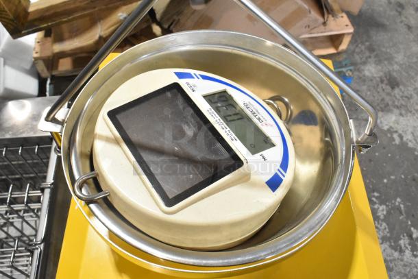 Detecto SCS30 hanging produce scale with 30 lb capacity; features digital display, stainless steel bowl, good condition.
