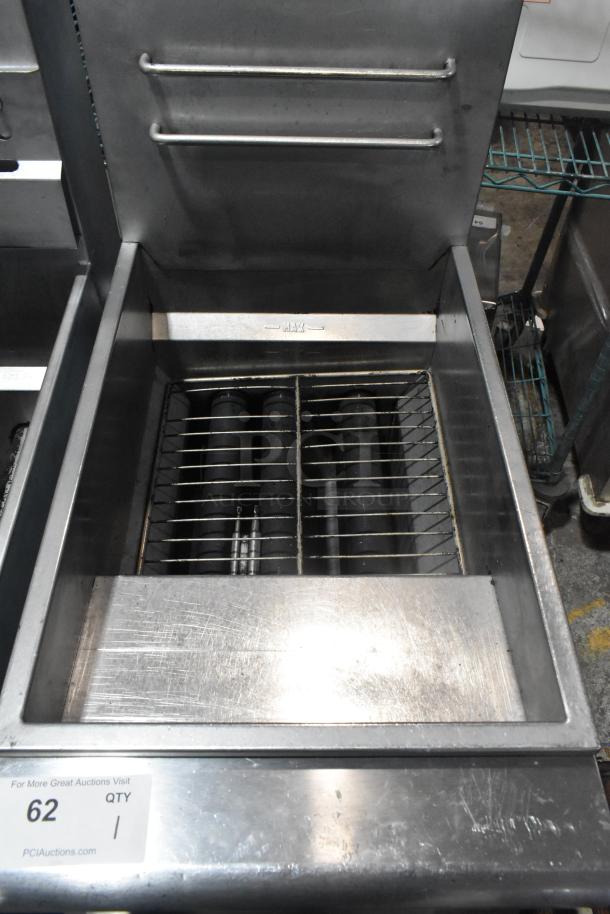 Entree F3-N stainless steel deep fat fryer, 90,000 BTU, commercial casters, visible capacity markings.