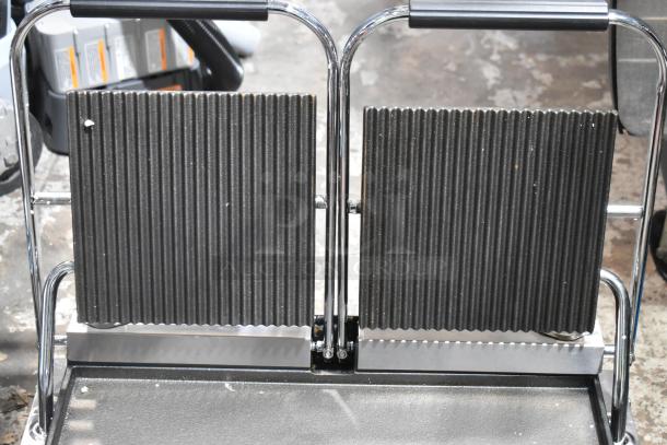 BRAND NEW Avantco 177PG400GS dual panini grill, grooved top, smooth bottom, 19 5/8"x9 1/8" surface, 120V, minor scratches.