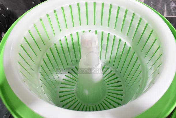 BRAND NEW Choice 176DRYER5GLB 5 Gallon Salad Spinner with Brake, green and white. Scratch and dent condition.