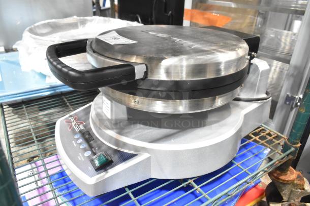 Brand new Waring XPress WSC300 aluminum 13.5" dual-surface non-stick electric cooktop. 120V, 1 phase. Scratch and dent condition.