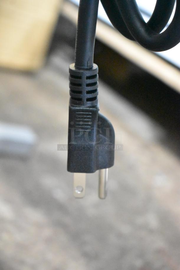 Close-up of a power plug for the ServIt 423BLS4 BLS-4 Suspension Bar 4 Bulb Heat Lamp, 120V, 1 Phase.