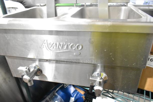 Brand new Avantco 177F202 30 lb. dual tank electric fryer, scratch and dent condition. 208-240 volts, 1 phase. Stainless steel build.