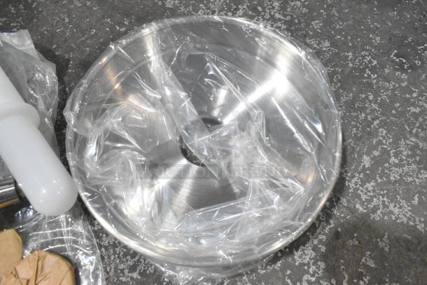 Brand new Avantco 177MIX8XMG #5 hub meat grinder attachment for MIX8 mixers, in plastic wrap with minor dents.