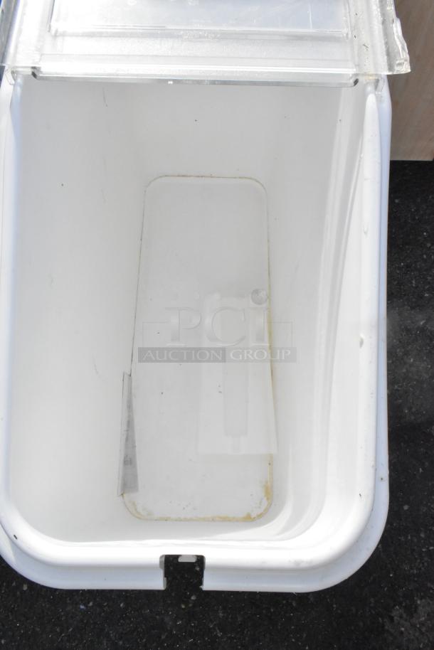 BRAND NEW Cambro IBS20148 21 Gallon White Slant Top Mobile Bin, 2-Piece Lid, Scratch and Dent.