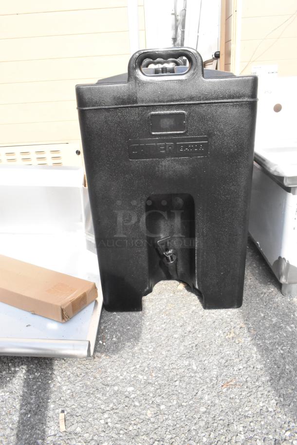 Brand new Cambro 215BEVDP10 CaterGator 10-gallon black insulated beverage dispenser, scratch and dent condition.