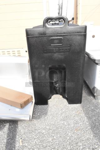 Brand new Cambro 215BEVDP10 CaterGator 10-gallon black insulated beverage dispenser, scratch and dent condition.