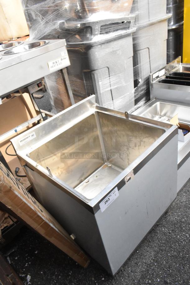 BRAND NEW Regency 600BB2424 24" x 24" stainless steel beer box, 3" backsplash, scratch and dent condition, no legs included.