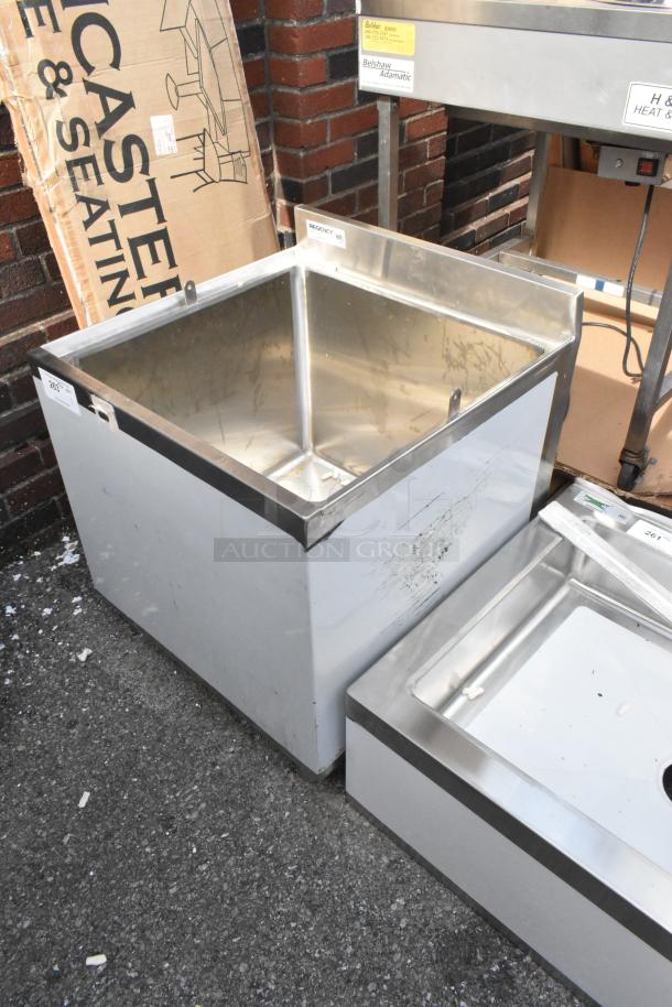 Brand new Regency 600BB2424 stainless steel beer box with 3" backsplash, 24"x24" size. Scratch and dent condition. No legs included.