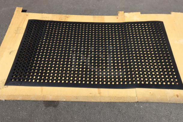 BRAND NEW Lavex 844LDM35BLKBEV 3' x 5' heavy-duty black rubber anti-fatigue floor mat, 1/2" thick, beveled edge.