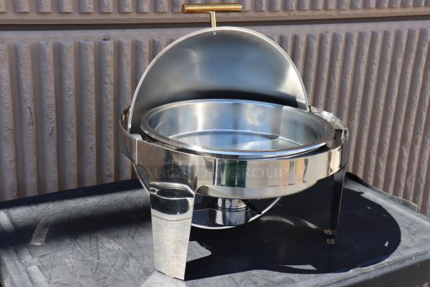 Brand new Acopa Supreme 6.5 Qt. Round Gold Accent Roll Top Chafer, Model 922ec14, with minor scratches.