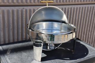 Brand new Acopa Supreme 6.5 Qt. Round Gold Accent Roll Top Chafer, Model 922ec14, with minor scratches.