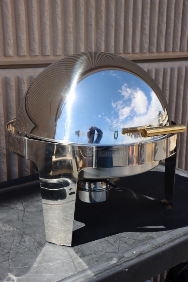 Brand new Acopa Supreme 6.5 Qt. Round Gold Accent Roll Top Chafer, model 922ec14, with minor scratches.