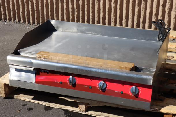 Brand new Avantco EG30N 30" electric griddle, 208/240V, 3375W-4500W, minor cosmetic damage, serial# EG30D24050054.