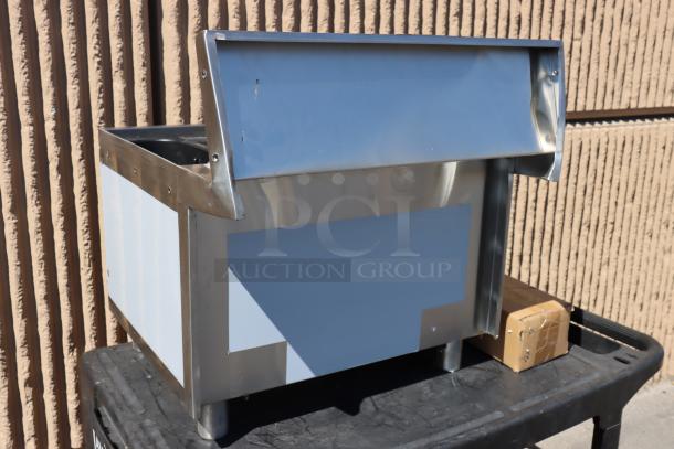 Regency 600IB2424S underbar ice bin, 24x24", 77 lb capacity, legs, cross bracing, backsplash bent, includes bottle holders.