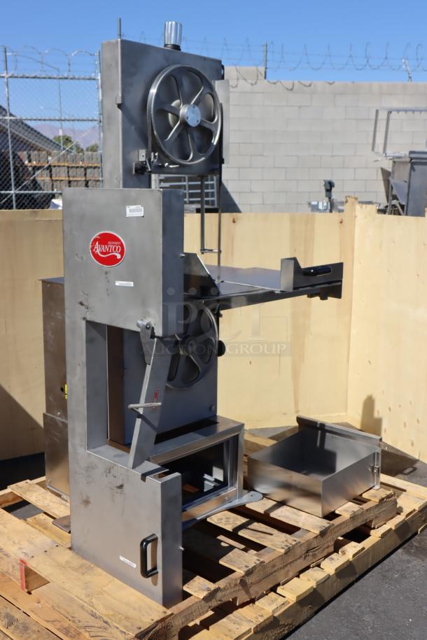 Avantco EMBS94SS, 94" stainless steel vertical band meat saw, 3 hp, 220/240V. New, scratch-n-dent, missing legs.
