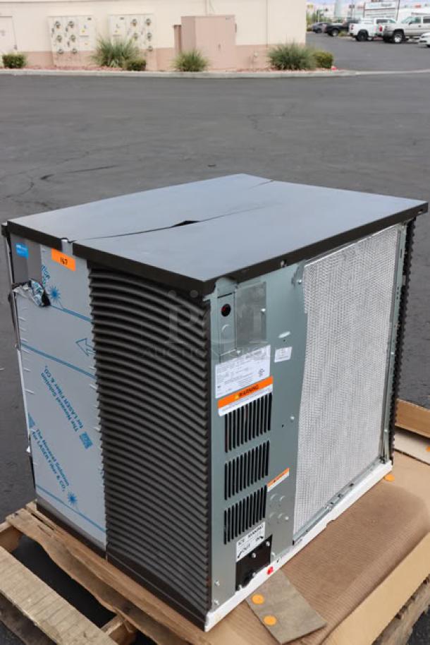 Manitowoc IYT1200A-261 ice machine, 30", air-cooled, cracked plastic top, minor dents. Serial No. 1121242752. 208-230V.