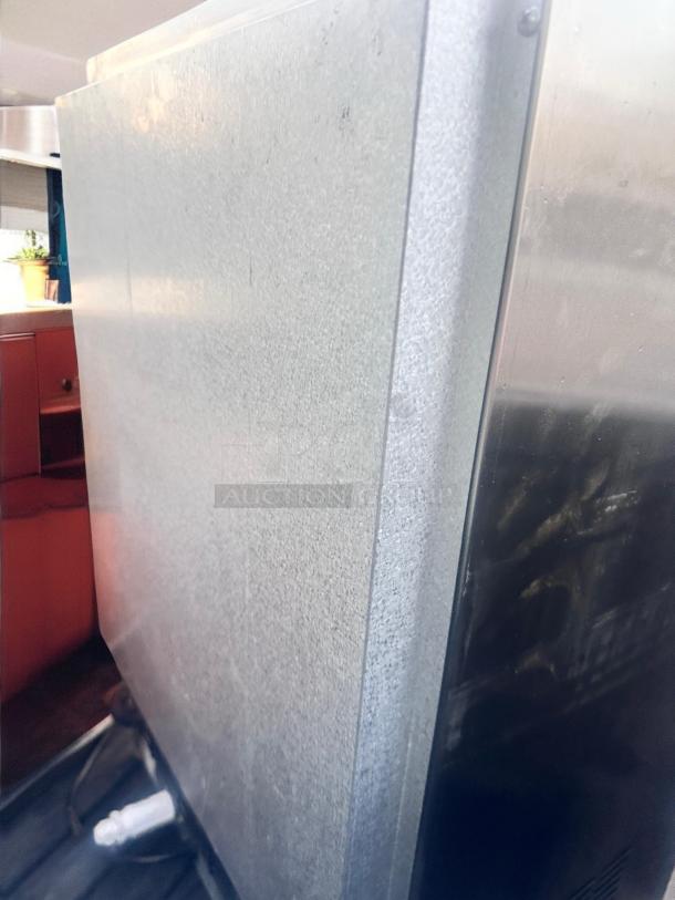 VEVOR Ice Making Machine, model ZBJ50KG SYP70-5001V1, 110V, outstanding condition with metallic exterior, fully tested.