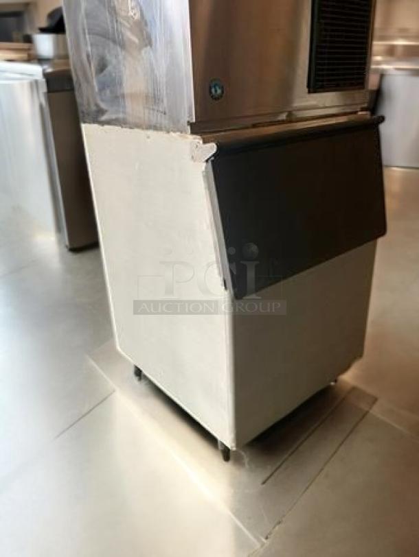 Hoshizaki KM-901MAJ Ice Maker, superb condition, 208–230V, modular crescent cube design, fully tested and working.