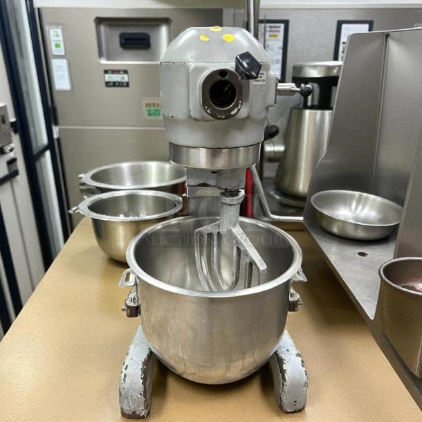 Hobart A200 20 QT dough mixer in great condition, stainless steel bowl, 115V single phase, tested and working, ideal for bakery use.