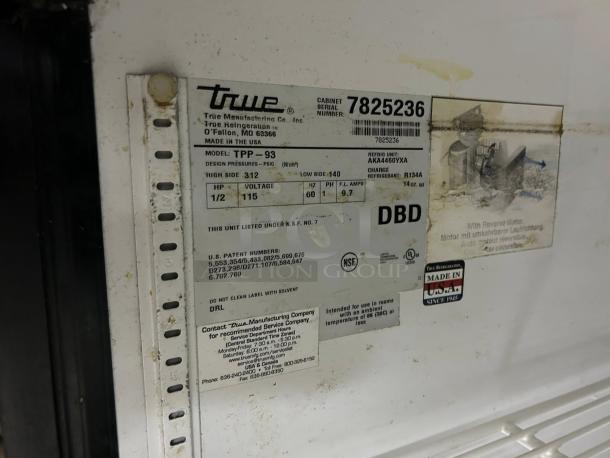 True TPP-93 refrigerated pizza prep table label showcasing model, voltage, and refrigerant details; excellent condition.