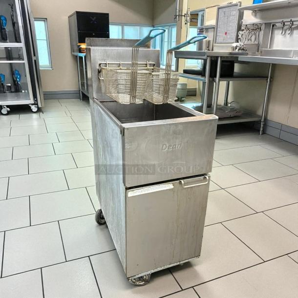 Dean SR152G gas fryer, excellent condition, 50 lb vat, floor model, natural gas, tested and working, visible Dean logo.