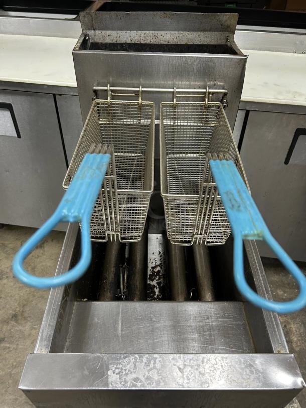 Dean SR152G gas fryer, excellent condition, 50 lb vat, floor model, blue-handled baskets, natural gas, tested and working.
