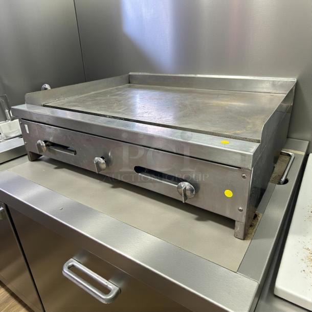 Stratus SMG36 36" gas griddle, excellent condition, stainless steel, tested and working, three control knobs.