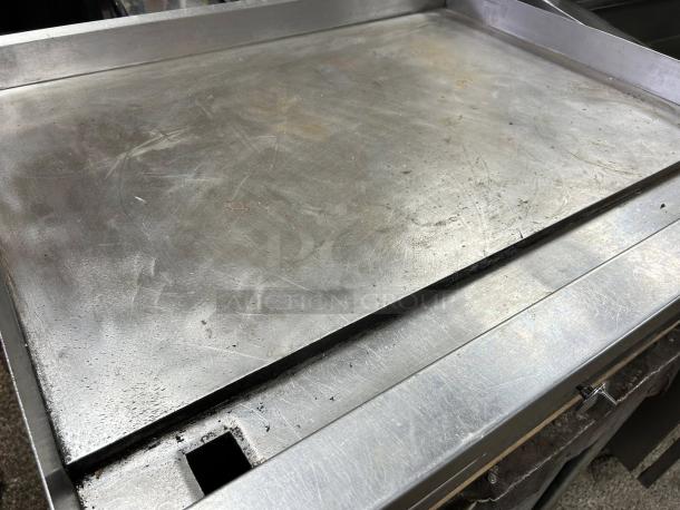 Stratus SMG36 36" flat top griddle in excellent condition; stainless steel surface; commercial gas grill; tested and working.