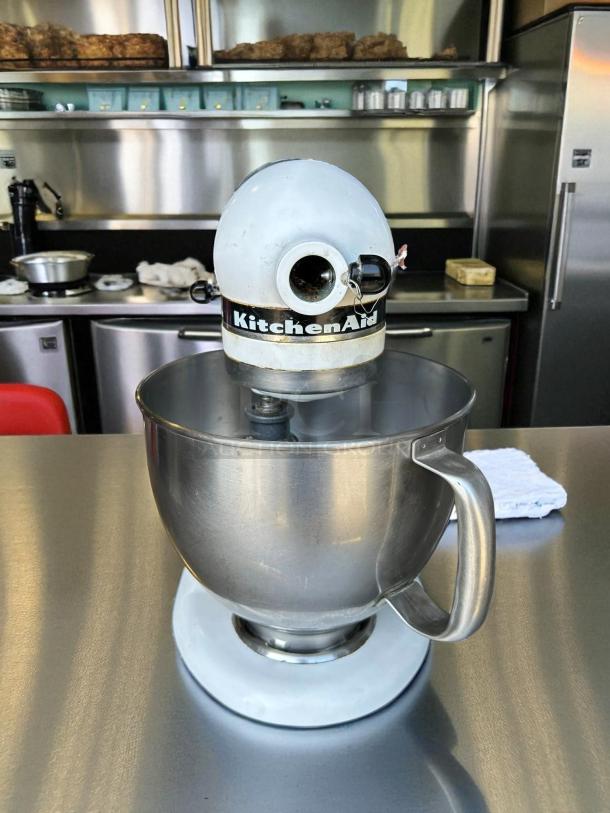 KitchenAid Classic 4.5qt Stand Mixer, white, in great condition, tested and working. Polished stainless steel bowl.