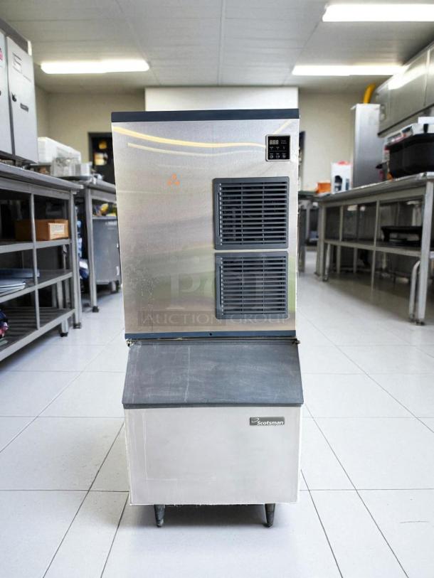 Blue Air Model BLMI-850A ice machine in excellent condition, fully tested. Features 850lb capacity with bin.